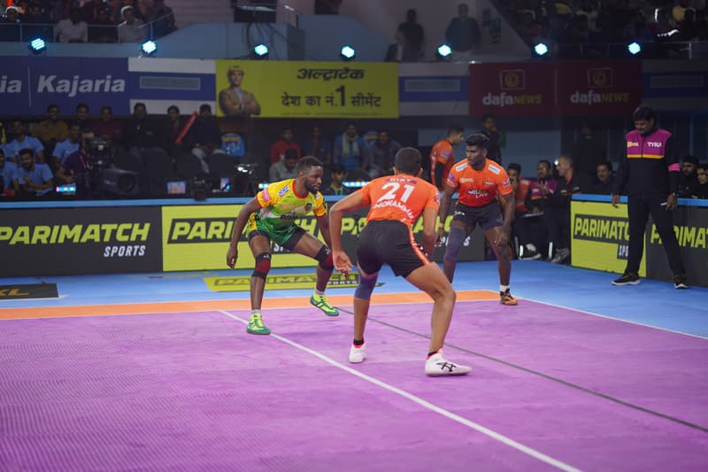Pro Kabaddi League action on a purple mat.